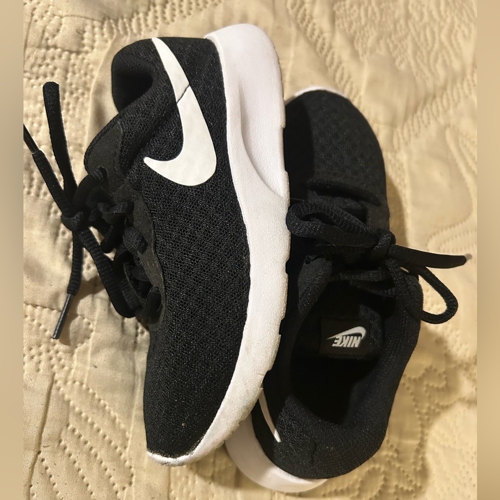 Nike Unisex Kids Tanjun 818382-001 Black Sneaker Shoes Low Top Lace Up Size 11C - Picture 7 of 10